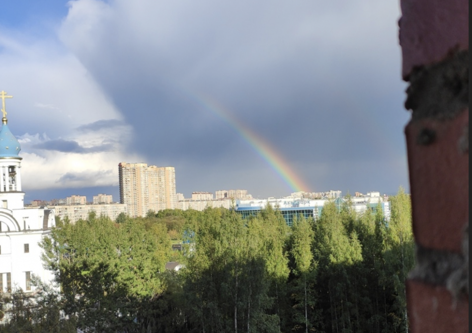 Огромная радуга появилась в небе над Петербургом после ливня и града